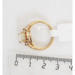 Кольцо с перламутром (белый) "овал цирконы сбоку"