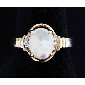 Кольцо с перламутром (белый) "овал цирконы сбоку"