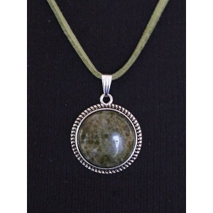 Кулон из унакита, круг 20мм, оправа с насечками