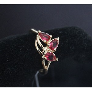 Кольцо с корундом красным (рубин синт.) "трёхлистник"