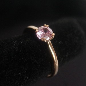 Кольцо с фианитом розовым "1 камень"