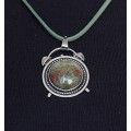 Кулон из унакита,  круг 20мм, оправа "будильник"