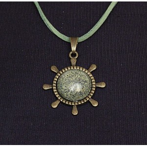 Кулон из змеевика, круг 20мм, оправа "штурвал" цвет бронза