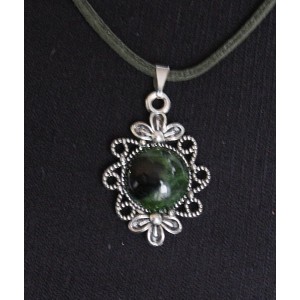 Кулон из хромдиопсида "2 цветка", круг 12мм