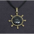 Кулон из обсидиана снежного, круг 20мм, оправа "штурвал" цвет бронза
