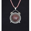 Кулон из родонита,  круг 20мм, оправа "будильник"