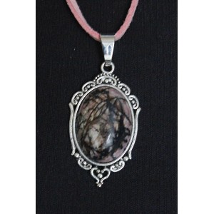 Кулон из родонита, овал 25х18мм, оправа "медальон"
