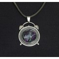 Кулон из цоизита, круг 20мм,  оправа "будильник"