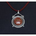 Кулон из яшмы красной, круг 20мм, оправа "будильник"