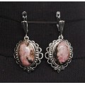 Серьги из родонита, овал 18х13мм, оправа "трилистник", швензы посеребрение
