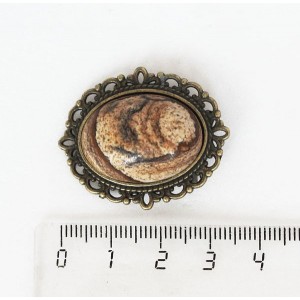 Брошь из яшмы песочной, овал 25х18мм, оправа с узором цвет бронза