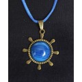 Кулон из агата синего (тонировка), круг 20мм, оправа "штурвал" цвет бронза 