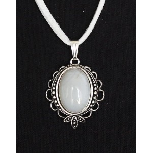Кулон из агата белого, овал 18х13мм, оправа "трилистник"