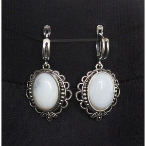 Cерьги из агата белого, овал 18х13мм, оправа "трилистник", швензы посеребрение