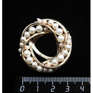 Зажим для платка "жемчужный круг", майорка, цвет белый+золотистый