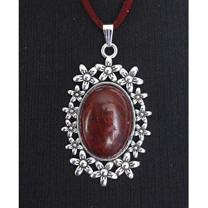 Кулон из яшмы красно-коричневой, овал 25х18мм, оправа "клумба"