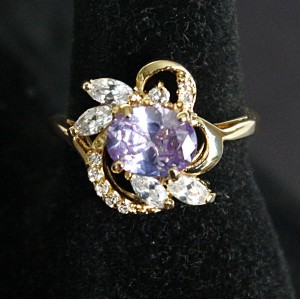 Кольцо с цирконом сиреневым "4 стразы + цирконы"