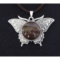 Кулон из агата кофейного (тонировка) "бабочка", круг 20мм