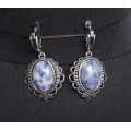 Серьги из лазурита (бело-синий), овал 18х13мм, оправа "трилистник", швензы посеребрение
