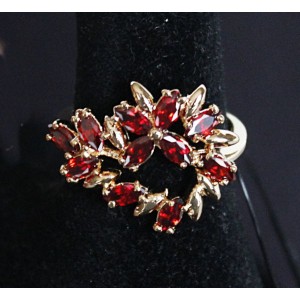 Кольцо с гранатом "камелия"