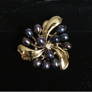 Брошь из жемчуга черного "вихрь"