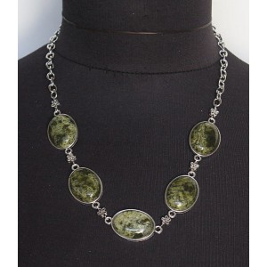 Колье из змеевика, овалы 25х18мм, 5 камней, на цепочке