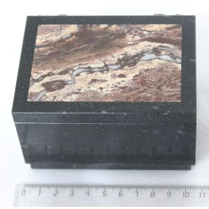 Шкатулка из яшмы и змеевика 105*85*62 мм