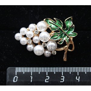 Брошь из жемчуга (майорка) и эмали "гроздь винограда", цвет белый+зеленый+золотистый