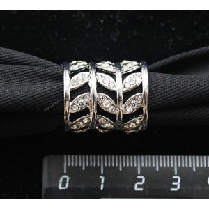 Муфта для платка "елочка", стразы, цвет серебристый