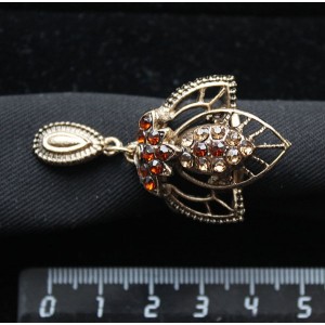 Кольцо для платка "трилистник", с подвеской, стразы, цвет коньячный+золотистый