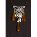 Колье-кулон из агата желто-коричневого (тонировка), 3 капли 30х10мм+листики