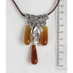 Колье-кулон из агата желто-коричневого (тонировка), 3 капли 30х10мм+листики
