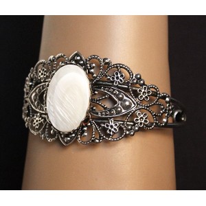 Браслет из перламутра (белый), овал 25х18мм, жесткая основа цвет ант.серебро