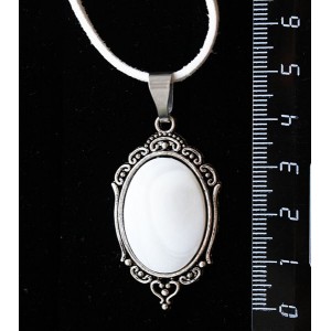 Кулон из перламутра (белый), овал 25х18мм, оправа "медальон"