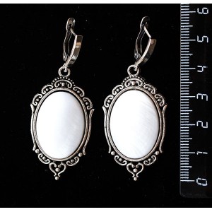 Серьги из перламутра (белый), овал 25х18мм, оправа "медальон", швензы посеребрение
