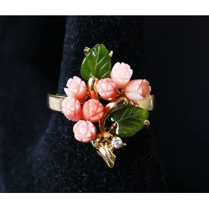 Кольцо с кораллом (розовый) и нефритом "7 роз букет"