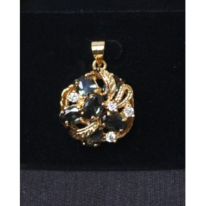 Кулон из шпинели оливковой "малина"