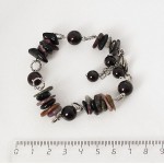 Браслет из турмалина (крупная плоская галтовка) и граната (шарик 7 и 9мм), на колечках