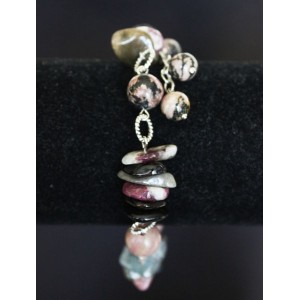 Браслет из турмалина (крупная плоская галтовка) и родонита (шарик 8 и 10мм), на колечках