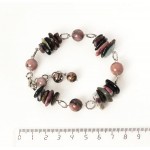 Браслет из турмалина (крупная плоская галтовка) и родонита (шарик 8 и 10мм), на колечках