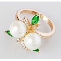 Кольцо с жемчугом белым и зелёным фианитом "жемчужный букет"