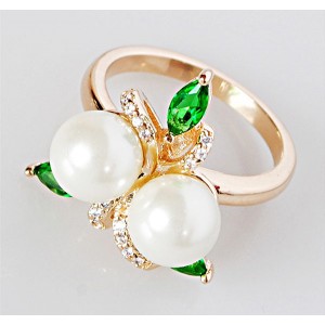 Кольцо с жемчугом белым и зелёным фианитом "жемчужный букет"