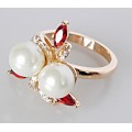 Кольцо с жемчугом белым и гранатом "жемчужный букет"