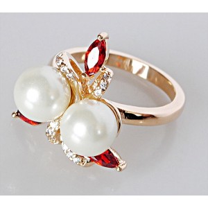 Кольцо с жемчугом белым и гранатом "жемчужный букет"