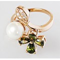 Кольцо с хризолитом (темный) "Жемчужный цветок"