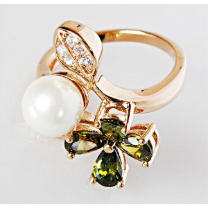 Кольцо с хризолитом (темный) "Жемчужный цветок"