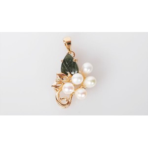 Кулон из жемчуга белого и нефрита "5 жемчужин завиток"