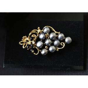 Брошь из жемчуга черного "виноград"