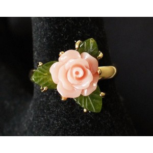 Кольцо с кораллом (розовый) и нефритом "1 резная роза 3 листа"