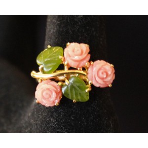 Кольцо с кораллом (розовый) и нефритом "3 резные розы 2 листа"
